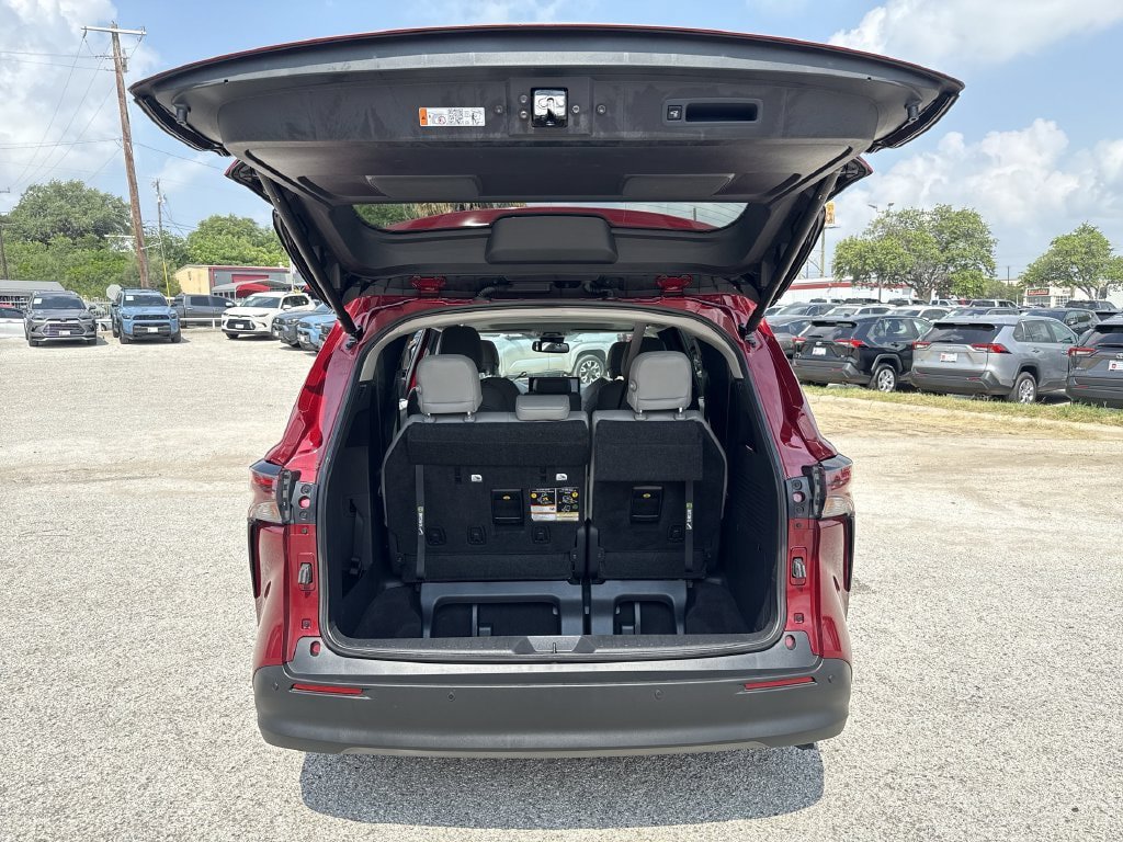 Certified 2025 Toyota Sienna XLE FWD image 21