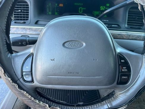 Used 2000 Ford Crown Victoria LX RWD image 17