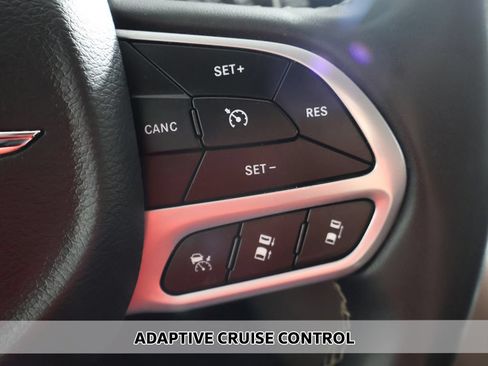 Used 2023 Chrysler Pacifica Touring-L FWD image 3