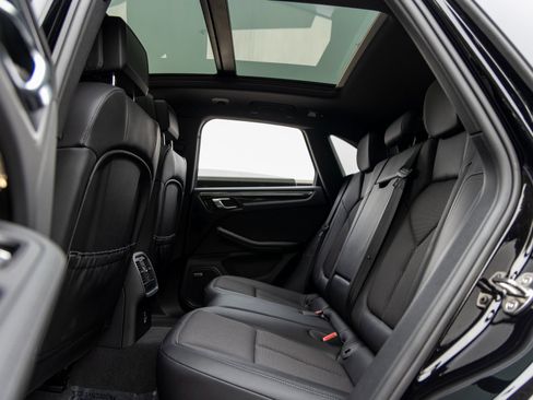 Certified 2025 Porsche Macan image 38