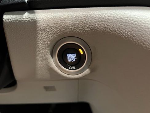 Used 2022 Chrysler Pacifica Touring-L image 41