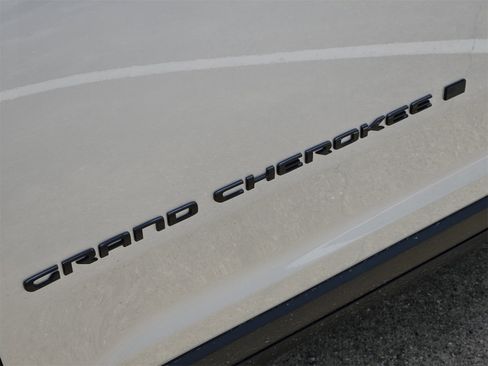 New 2025 Jeep Grand Cherokee L Altitude image 12