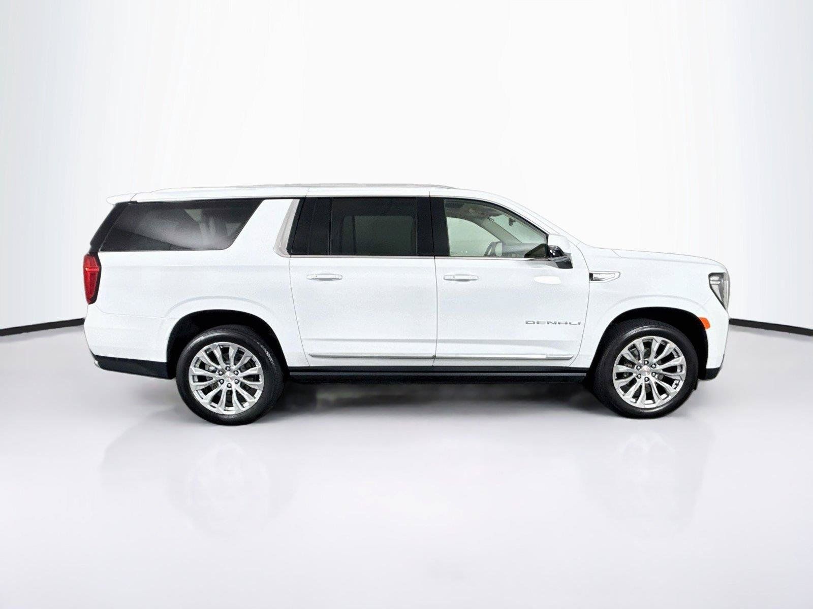 Used 2024 GMC Yukon XL Denali AWD/4WD image 11