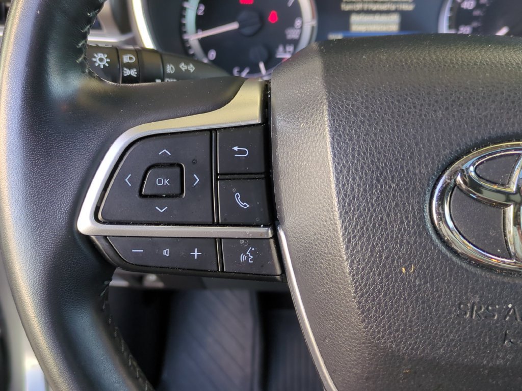 Used 2024 Toyota Highlander XLE AWD/4WD image 25