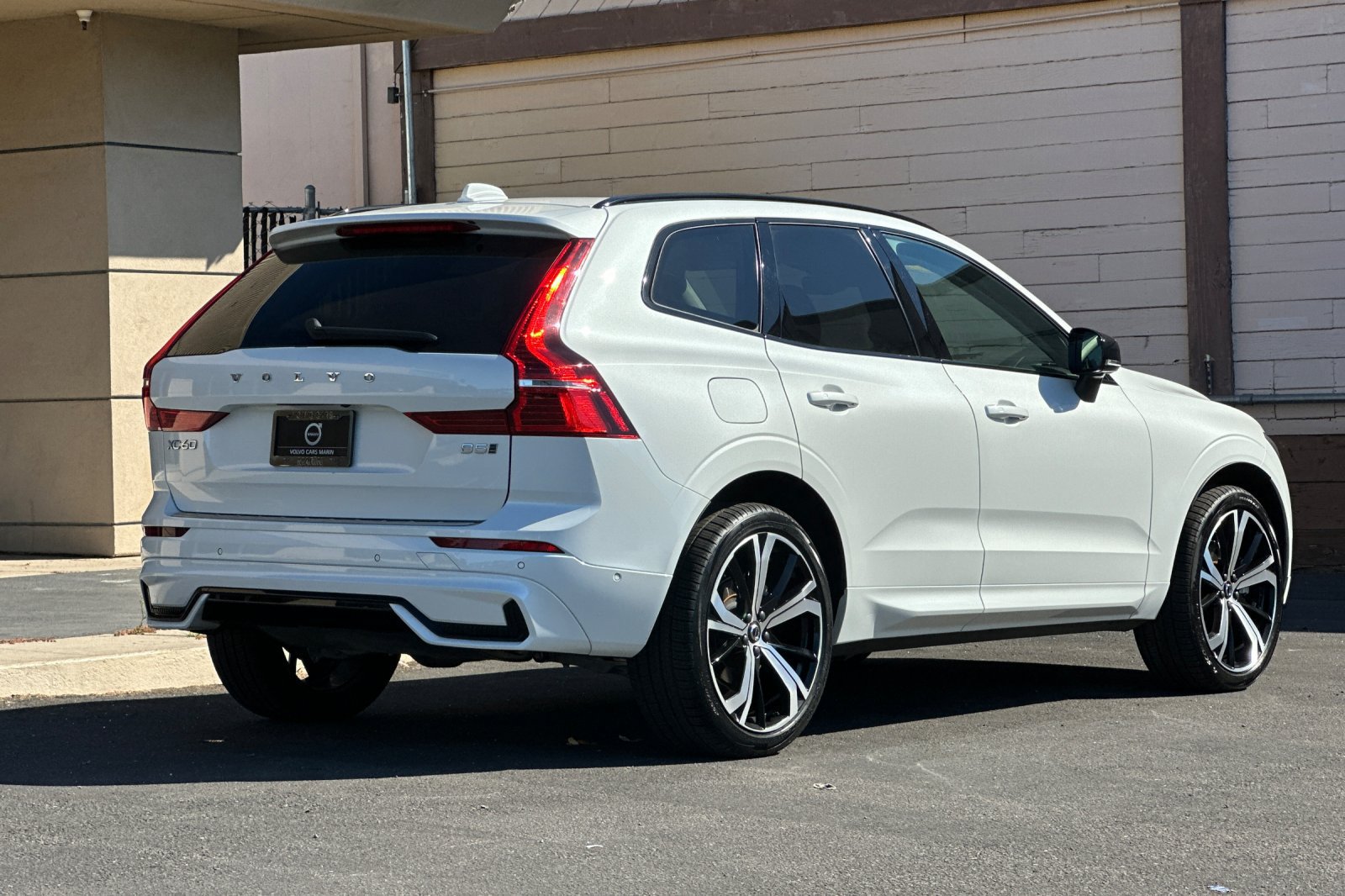Certified 2024 Volvo XC60 B5 Ultimate w/ Protection Package Premier AWD/4WD image 2