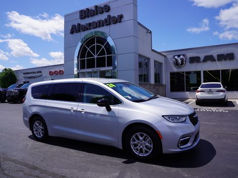 Used 2024 Chrysler Pacifica Touring-L FWD image 1
