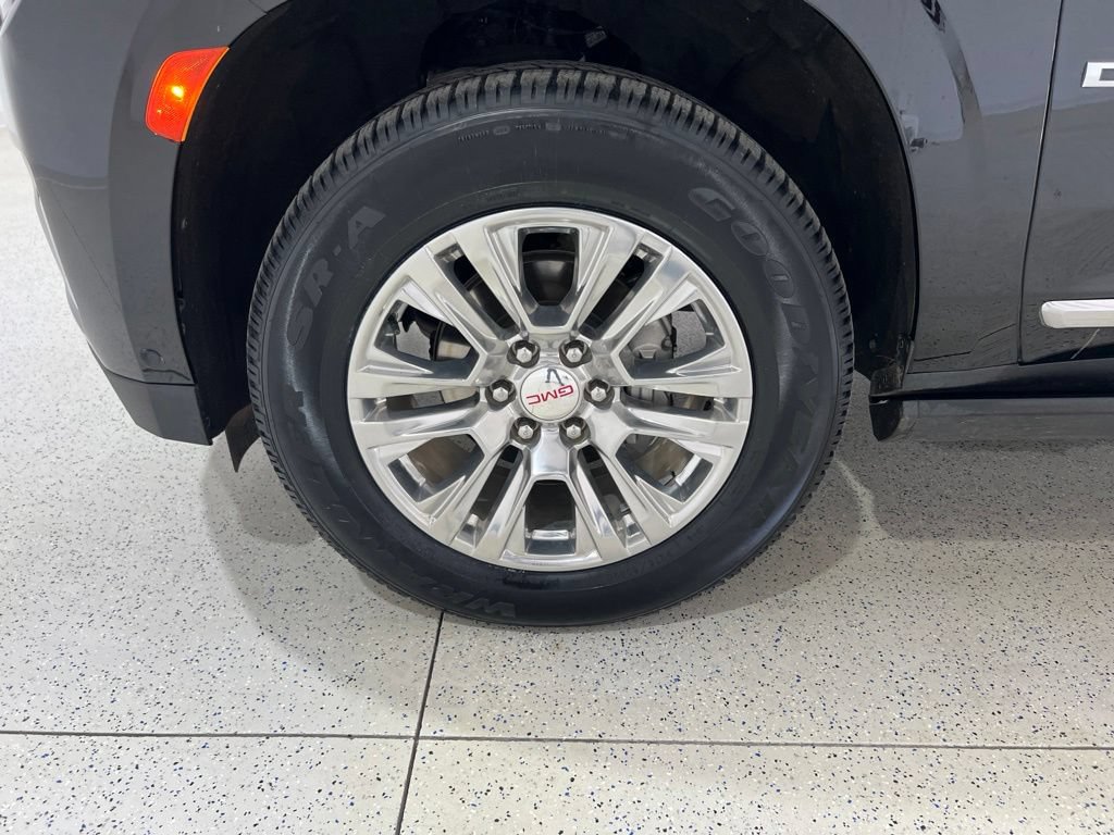 Used 2024 GMC Yukon Denali w/ Advanced Technology Package AWD/4WD image 32