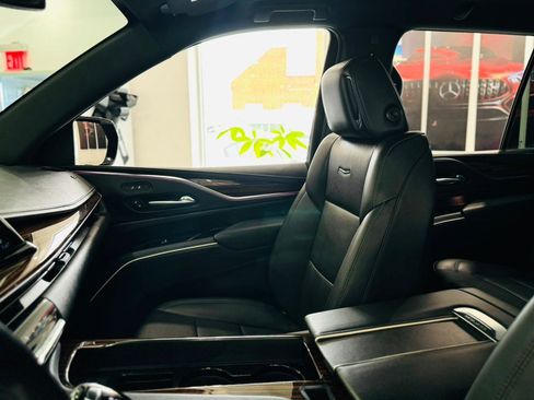 Used 2022 Cadillac Escalade Luxury w/ LPO, Illumination Package image 15