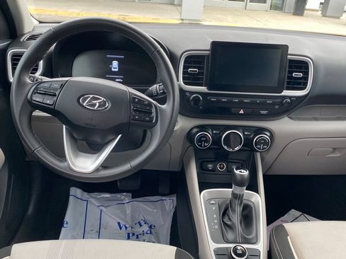 Used 2025 Hyundai Venue SEL FWD image 9