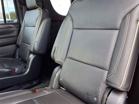 Used 2021 GMC Yukon XL SLT w/ SLT Premium Package image 9