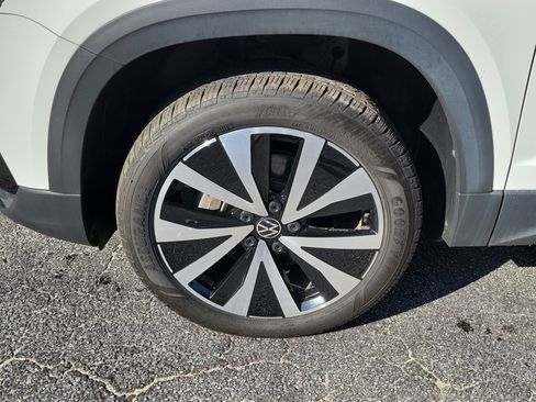 Used 2024 Volkswagen Taos SE FWD image 4