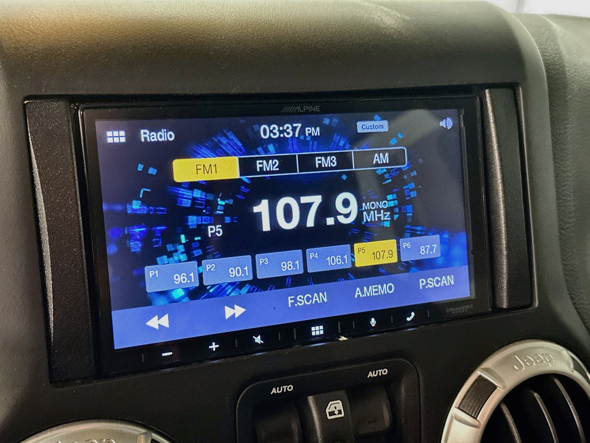 Used 2018 Jeep Wrangler Unlimited Sahara w/ Connectivity Group AWD/4WD image 21