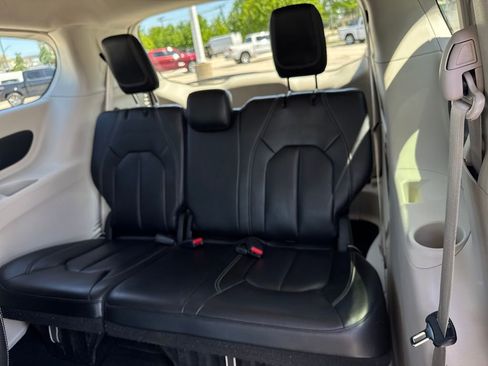 Used 2023 Chrysler Pacifica Touring-L FWD image 32