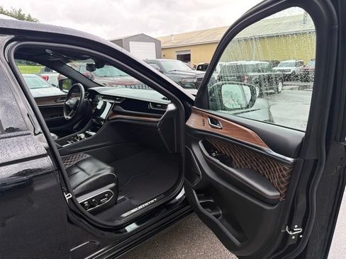 Used 2023 Jeep Grand Cherokee Summit w/ Adv Protech Group IV AWD/4WD image 32