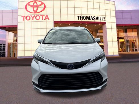 New 2025 Toyota Sienna XLE image 2