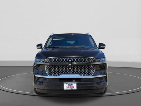 Used 2025 Lincoln Navigator Reserve AWD/4WD image 2