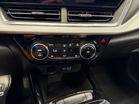 Used 2025 Chevrolet Trax LT w/ LT Convenience Package FWD image 28