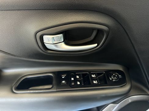Used 2022 Jeep Renegade Latitude AWD/4WD image 10