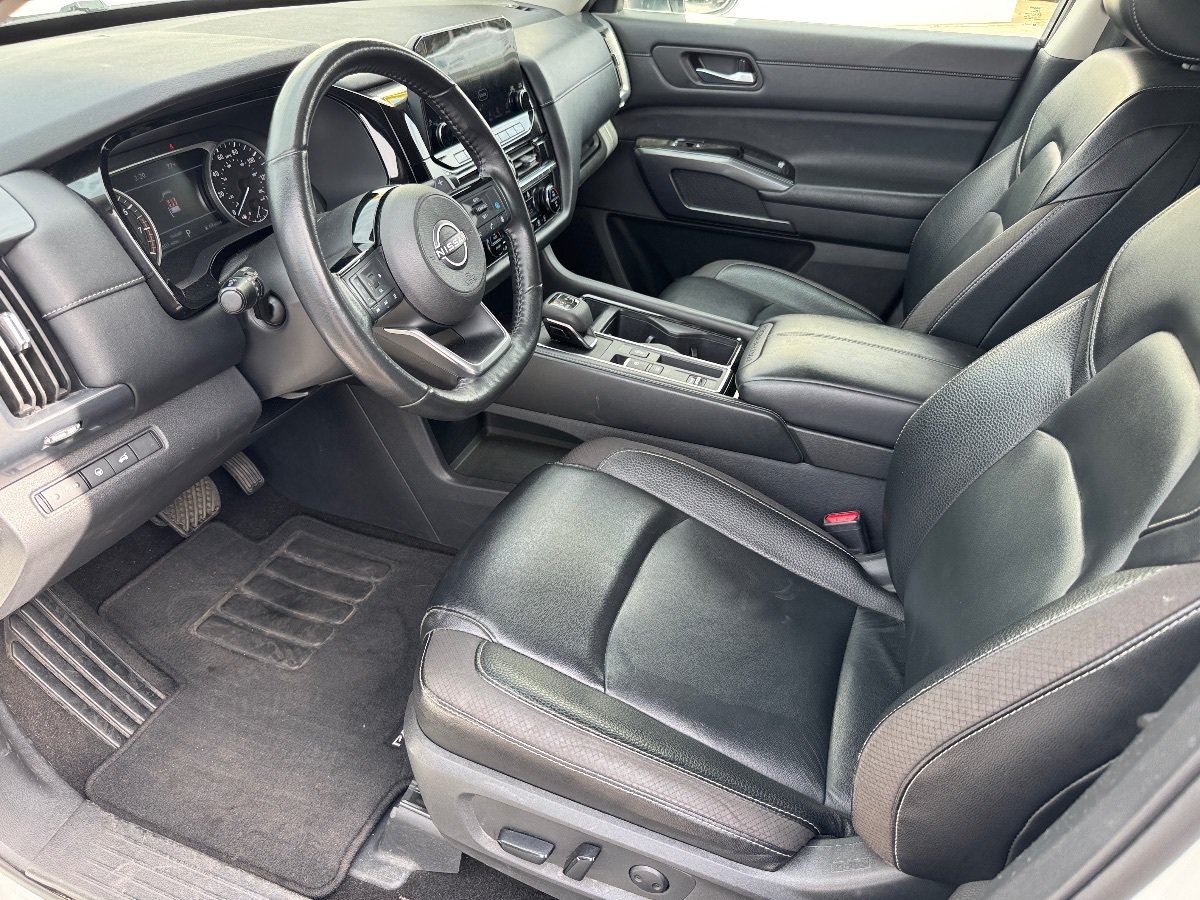 Used 2023 Nissan Pathfinder SL w/ Black Appearance Package FWD image 19