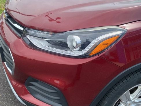 Used 2021 Chevrolet Trax LT w/ Premium Seat Package AWD/4WD image 19