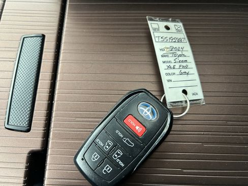 Certified 2024 Toyota Sienna XLE FWD image 35