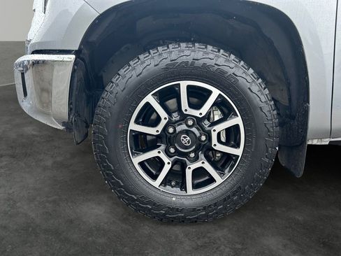 Used 2021 Toyota Tundra Limited w/ Limited Premium Package AWD/4WD image 5
