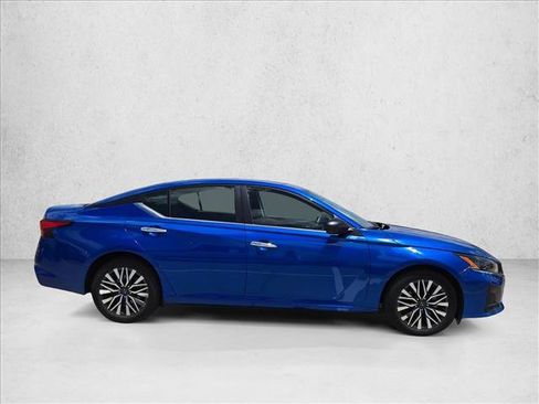 Used 2025 Nissan Altima 2.5 SV FWD image 4