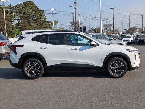 Used 2025 Chevrolet Trax LT image 3