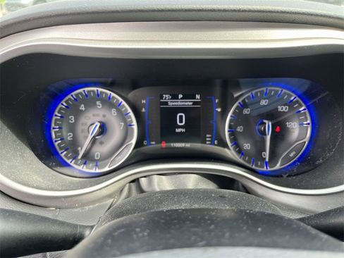 Used 2020 Chrysler Pacifica Touring-L image 11