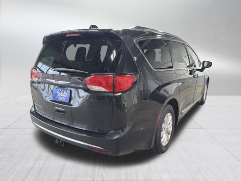 Used 2019 Chrysler Pacifica Touring-L image 7
