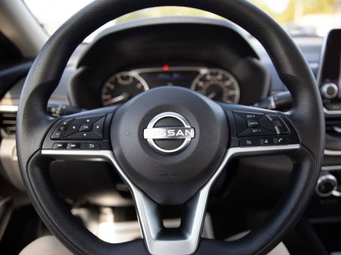 Used 2024 Nissan Altima 2.5 SV image 5