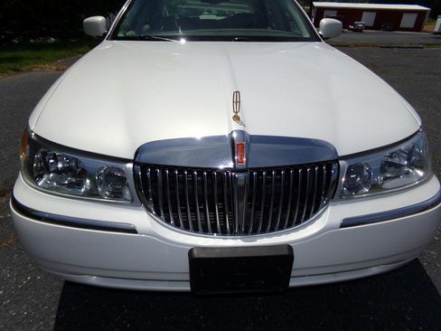 Used 2001 Lincoln Town Car Cartier RWD image 3