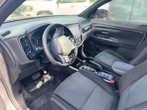 Used 2018 Mitsubishi Outlander SE image 17