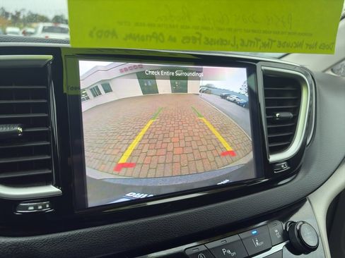 Used 2024 Chrysler Pacifica Touring-L image 11