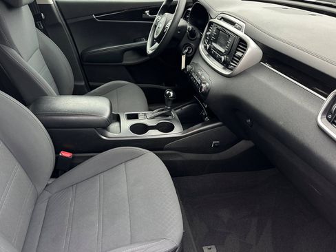 Used 2017 Kia Sorento LX image 16