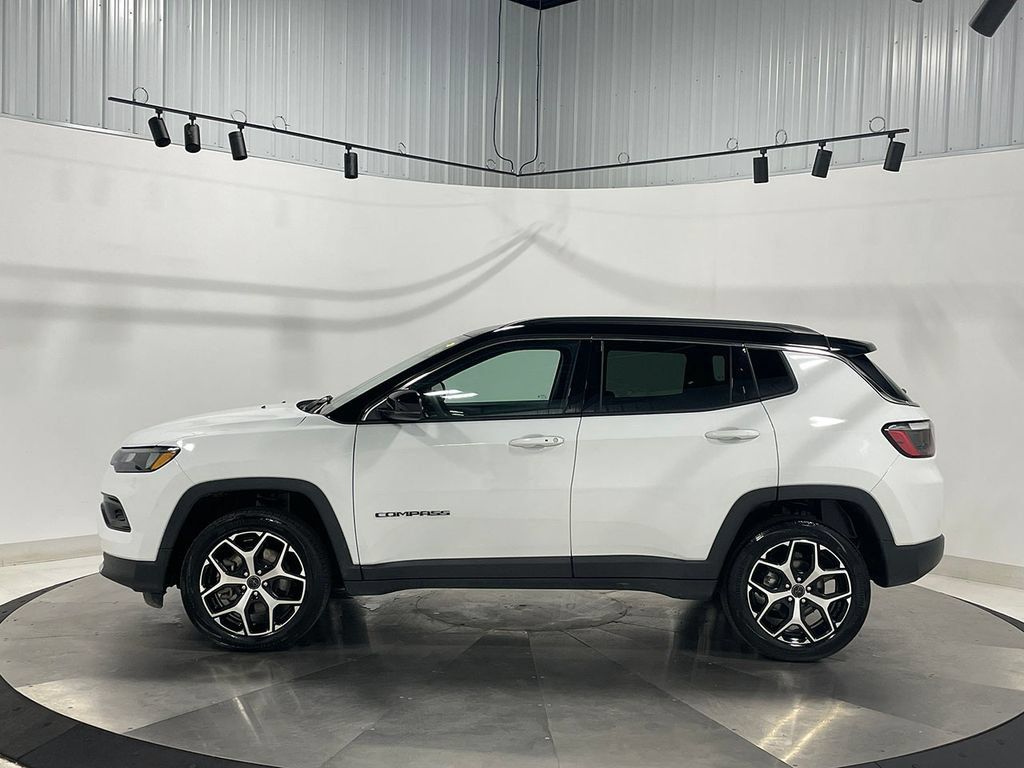 Used 2026 Jeep Compass Limited AWD/4WD image 16