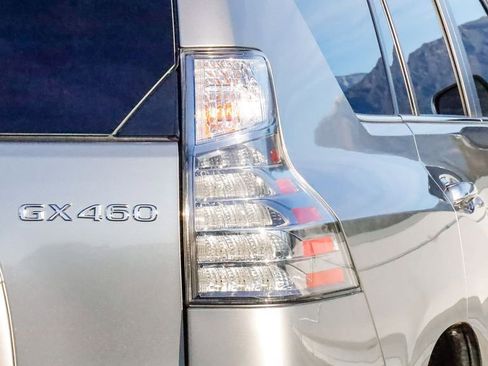 Used 2023 Lexus GX 460 Premium w/ Premium Package image 10