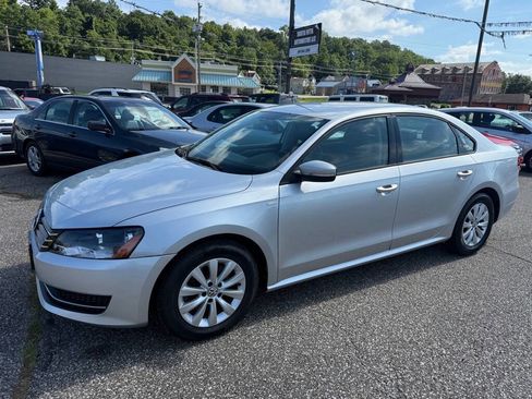 Used 2015 Volkswagen Passat S image 1