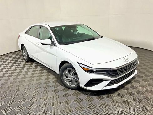 New 2026 Hyundai Elantra SE FWD image 3