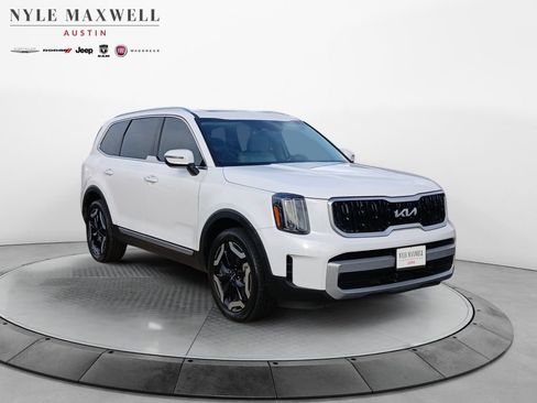 Used 2023 Kia Telluride EX w/ EX Captain's Chair Package FWD image 2