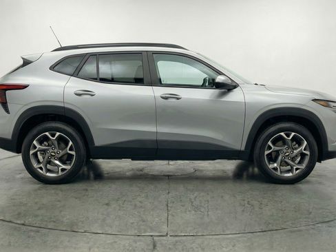 Used 2025 Chevrolet Trax LT w/ LT Convenience Package image 11