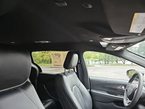Used 2025 Chrysler Pacifica Select FWD image 12