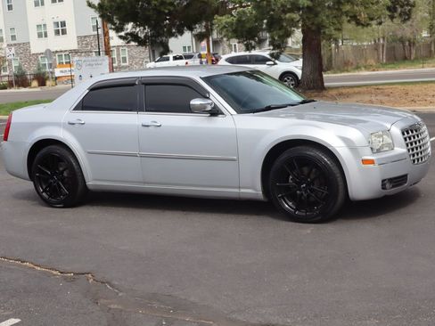 Used 2010 Chrysler 300 Touring image 2