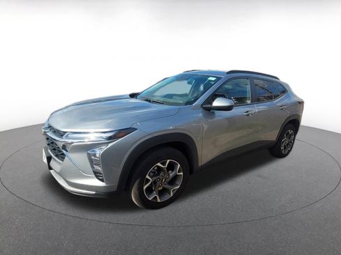 Used 2025 Chevrolet Trax LT image 4