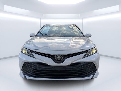 Used 2018 Toyota Camry LE image 8