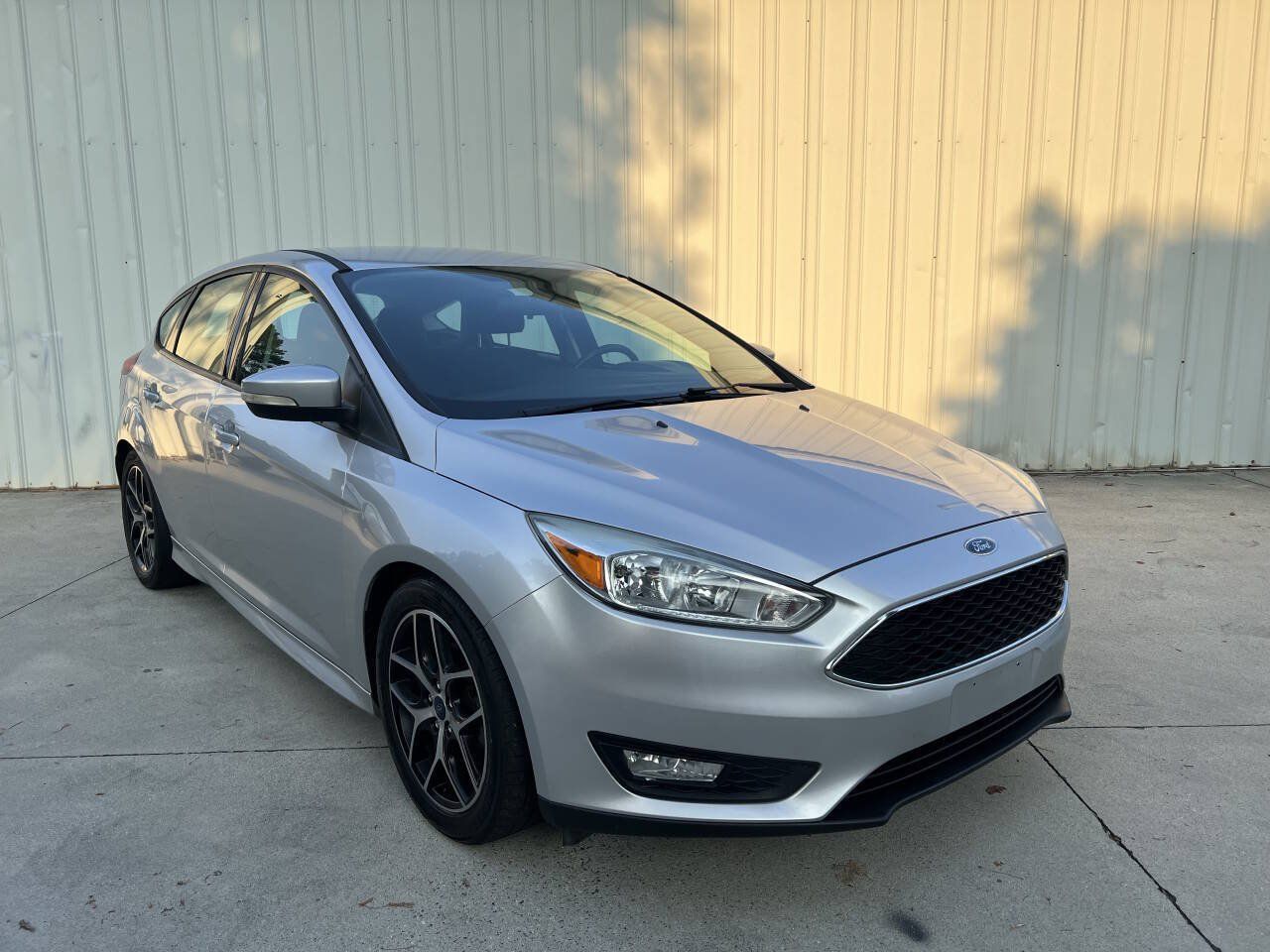 Used 2015 Ford Focus SE w/ SE Sport Package FWD image 1