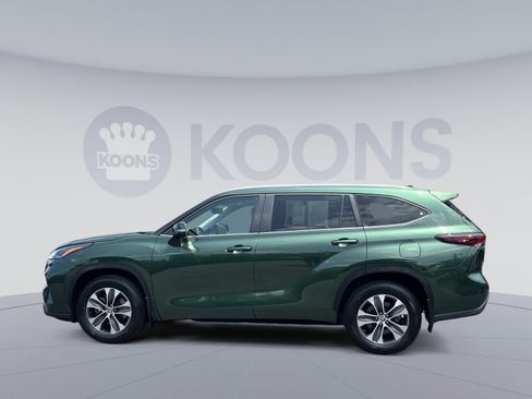 Used 2024 Toyota Highlander XLE AWD/4WD image 5