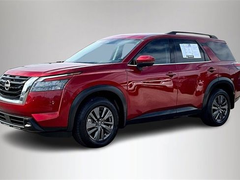 Used 2024 Nissan Pathfinder SV image 2