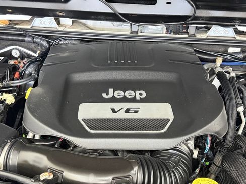 Used 2016 Jeep Wrangler Unlimited Rubicon w/ Connectivity Group AWD/4WD image 20