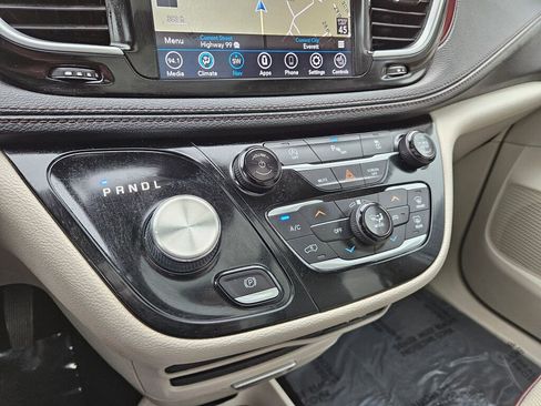 Used 2019 Chrysler Pacifica Limited image 5